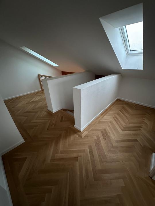 Fischgrätparkett im Dachgeschoss mit Galerie und Treppenöffnung, Augsburg