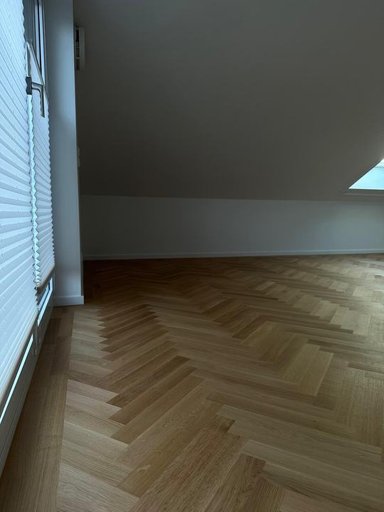 Fischgrätparkett im Dachgeschoss unter der Dachschräge