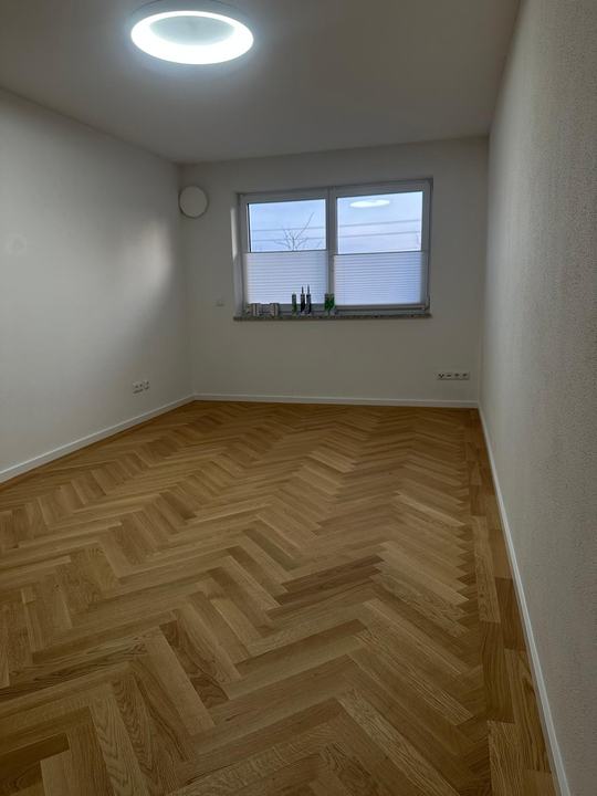 Helles Zimmer mit frisch verlegtem Fischgrätparkett in Eiche